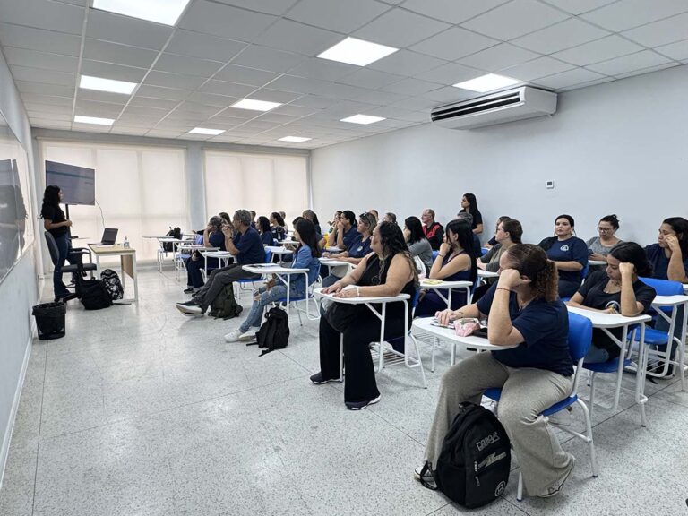 Formação orienta profissionais sobre uso do sistema iiEducação nas escolas da rede municipal de Ilhabela copiar