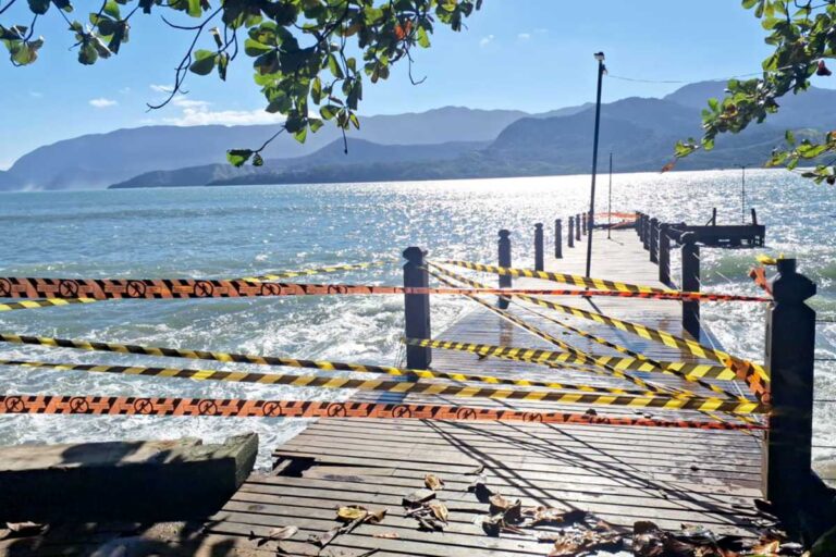 01 Ressaca no mar provoca interdição preventiva do Píer do Portinho em Ilhabela (1)