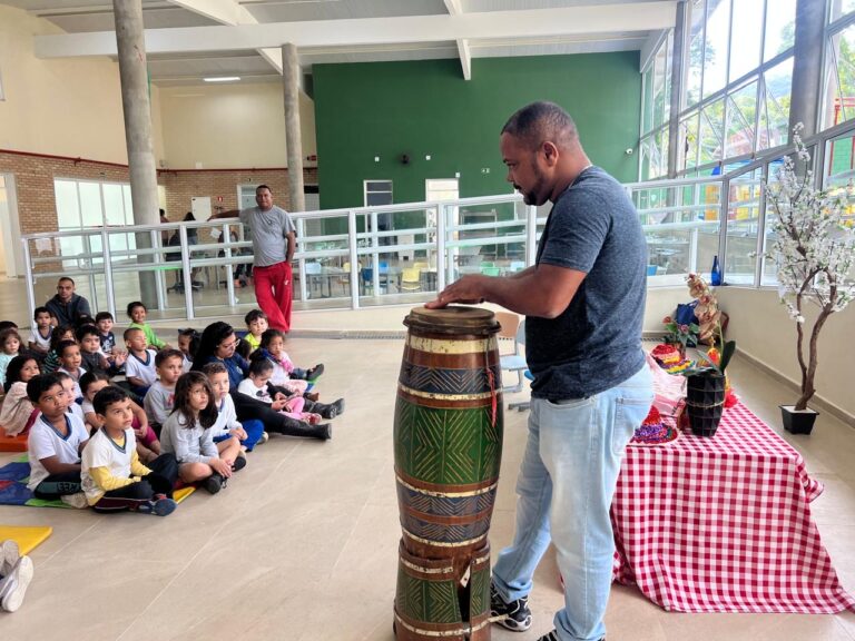Educação de Ilhabela participa da Semana da Cultura Caiçara com exposições, fandango e valorização das tradições locais