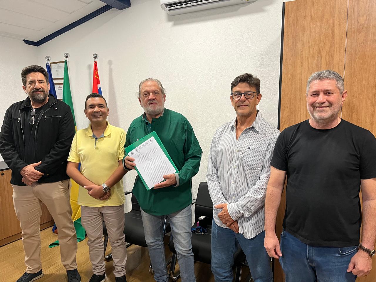 Prefeito Toninho Colucci entrega projeto da LDO 2027 à Câmara Municipal