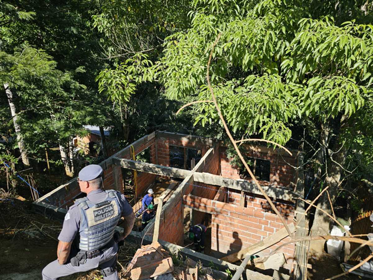 Prefeitura de Ilhabela realiza demolição de construção irregular em área pública no Alto da Barra Velha (1)